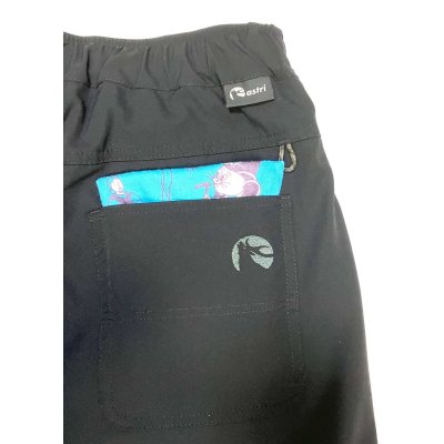 後ろポケットは下着のラインが目立たないパッチポケット