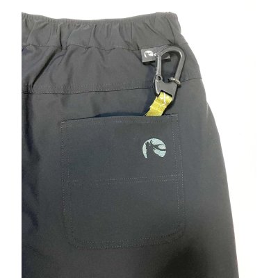 後ろポケット上に　　カラビナ付けられる輪紐付き