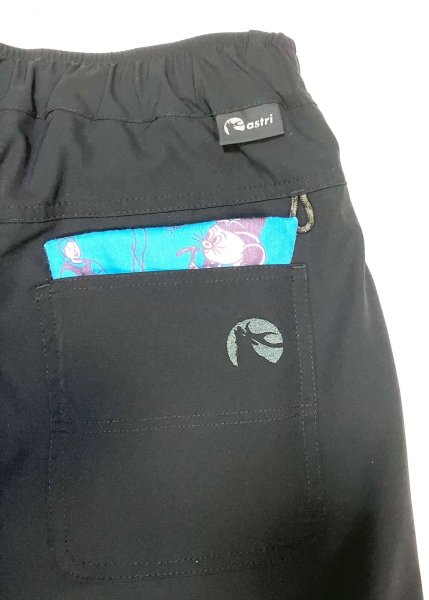 後ろポケットは下着のラインが目立たないパッチポケット