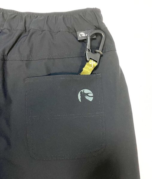 後ろポケット上に　　カラビナ付けられる輪紐付き